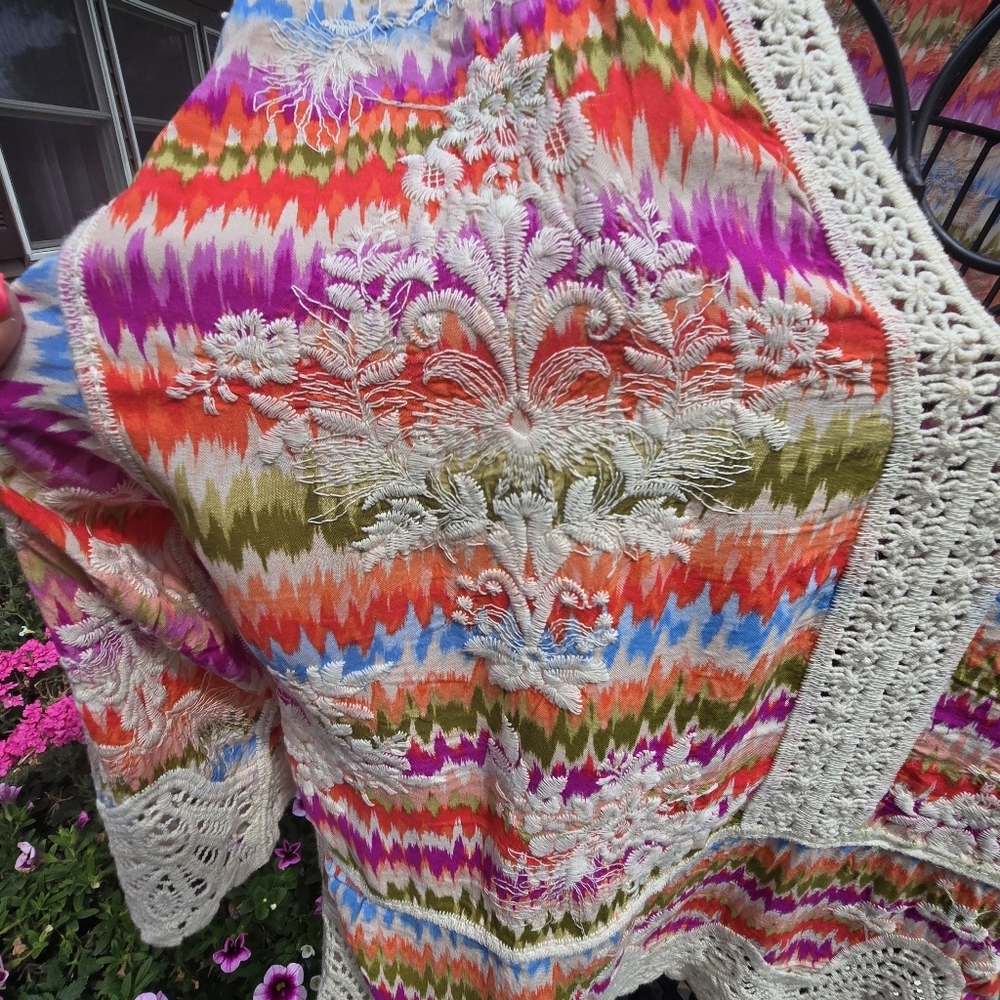 Democracy V-Notch Neck Peplum Crochet Printed Woven top, S, EUC - Picture 8 of 11